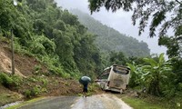  Mưa lũ cuốn trôi nhiều cột điện, hơn 800 hộ dân ở vùng núi Thanh Hóa mất điện 