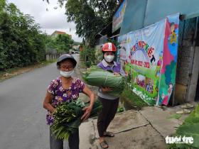 Bà con xứ Nghệ nấu bánh chưng gửi ra vùng lũ phía Bắc