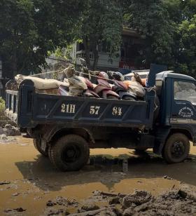 Xe máy hỏng la liệt sau lũ, người Hà Nội sửa miễn phí cho bà con Yên Bái