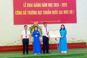 Trưởng ban Dân vận Tỉnh uỷ Hoàng Thị Vĩnh dự khai giảng năm học mới tại Trường THPT huyện Văn Chấn