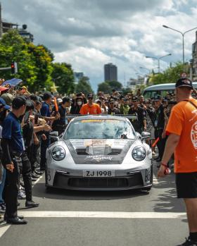 Gumball 3000 ở Việt Nam: Trèo rào, chặn đầu, đập kính, xô xát