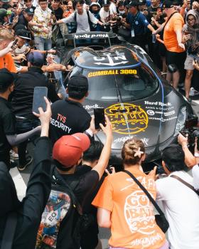 Gumball 3000 ở Việt Nam: Trèo rào, chặn đầu, đập kính, xô xát