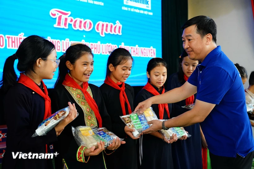  Vinamilk cùng trẻ em vùng khó khăn, sau bão lũ vui đón Trung Thu 