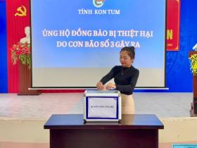  Cuốc bộ vượt núi &apos;cõng&apos; nhu yếu phẩm đến vùng mưa lũ 