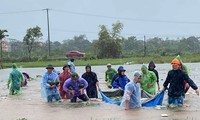  Cuốc bộ vượt núi &apos;cõng&apos; nhu yếu phẩm đến vùng mưa lũ 第19张