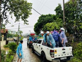  Thanh niên Hà Nội xuyên đêm gia cố đê, di dời người dân khỏi vùng ngập lụt 第3张