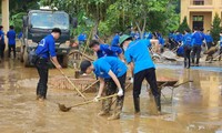  Bí thư thường trực T.Ư Đoàn Nguyễn Ngọc Lương thăm, tặng quà người dân vùng lũ Hòa Bình 第13张