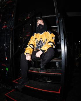 Alan Walker đến Hà Nội tặng xe đạp cho fan 