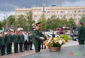  Đại tướng Phan Văn Giang dâng hoa tại Tượng đài Chủ tịch Hồ Chí Minh, thăm sứ quán Việt Nam Liên bang Nga 第2张