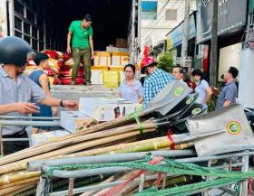 Hội Nông dân xã Sơn Hải ở Nghệ An mang những vật dụng thiết thực đến hỗ trợ bà con vùng lũ 