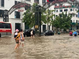 Vài khu đô thị &quot;nhà giàu&quot; ở Hà Nội ngập trong biển nước, cư dân đi làm muộn