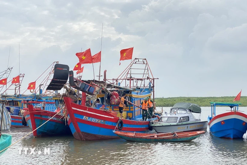  Hà Tĩnh: Lực lượng Biên phòng hỗ trợ đưa tàu thuyền vào nơi tránh trú an toàn 