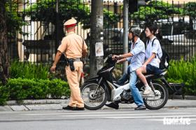 Cảnh sát xử lý nhiều học sinh, phụ huynh vi phạm giao thông trong ngày đầu cao điểm  第4张