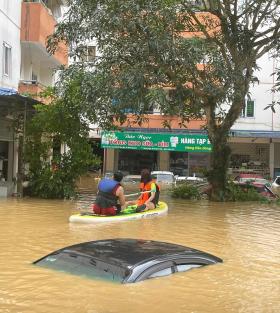 Người Thái Nguyên căng mình trong lũ 