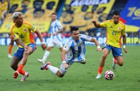  Vắng Messi, Argentina gục ngã trước &quot;đòn thù&quot; Colombia