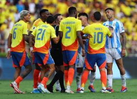  Vắng Messi, Argentina gục ngã trước &quot;đòn thù&quot; Colombia