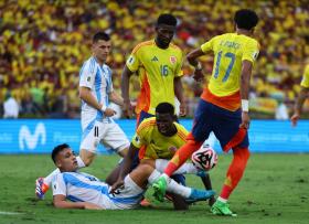  Vắng Messi, Argentina gục ngã trước &quot;đòn thù&quot; Colombia