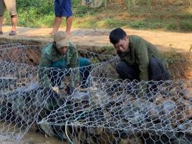  Đan rọ sắt, đập đá, xây kè vá đường ở Yên Bái 