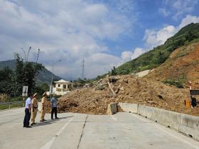  Sạt lở 20.000m3 đất đá, tuyến đường chính lên Sa Pa tắc nghẽn 