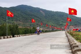 Người dân đổ về check-in tại “đường cờ Tổ Quốc&quot; ven biển Hà Tĩnh dịp lễ Quốc khánh 2/9