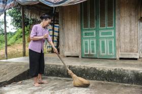 Thương cảnh người phụ nữ nửa thế kỷ chăm chồng khuyết tật trong căn nhà xiêu vẹo  第7张