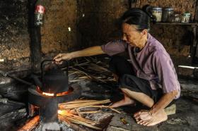 Thương cảnh người phụ nữ nửa thế kỷ chăm chồng khuyết tật trong căn nhà xiêu vẹo  第8张