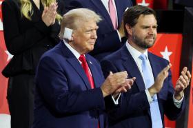 J.D. Vance - từ người phản đối mạnh mẽ tới &quot;phó tướng&quot; của ông Trump  第2张