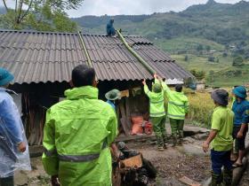 Công an giúp dân gặt lúa, di chuyển nhà cửa để &quot;chạy bão&quot; Yagi