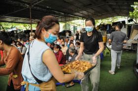 Những tình nguyện viên “đặc biệt” tại “Bữa Cơm Yêu Thương”  第58张