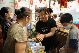 Những tình nguyện viên “đặc biệt” tại “Bữa Cơm Yêu Thương”  第63张