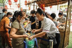 Những tình nguyện viên “đặc biệt” tại “Bữa Cơm Yêu Thương”  第64张