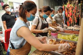 Những tình nguyện viên “đặc biệt” tại “Bữa Cơm Yêu Thương”  第66张