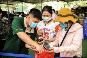 Những tình nguyện viên “đặc biệt” tại “Bữa Cơm Yêu Thương”  第73张