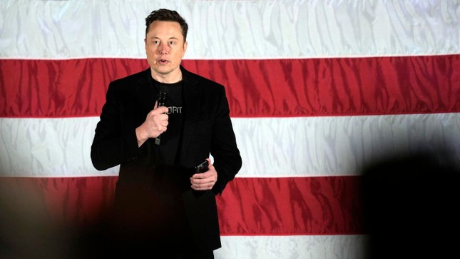  Elon Musk đáp trả Tổng thống Joe Biden vụ mỉa mai làm chui tại Mỹ 