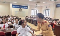  CSGT Hà Nội kiểm tra đột xuất nhà xe trong trường, phát hiện nhiều xe máy của học sinh 